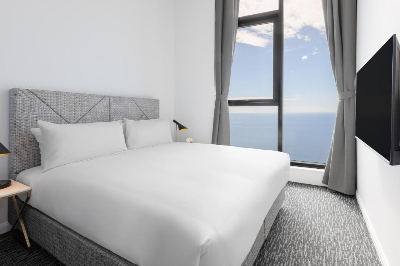 Meriton Suites Surfers Paradise Голд-Кост Экстерьер фото A bedroom at the hotel