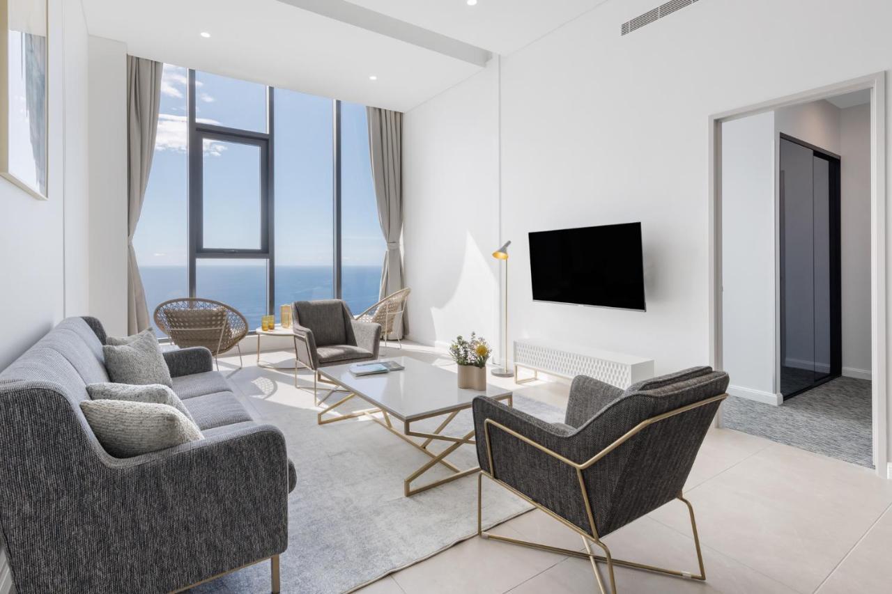 Meriton Suites Surfers Paradise Голд-Кост Экстерьер фото A living room in a modern apartment